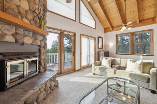 Spacious 4 Bedroom Retreat Near Lake Tahoe- Comfort and Views!
