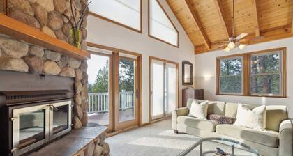 Spacious 4 Bedroom Retreat Near Lake Tahoe- Comfort and Views!