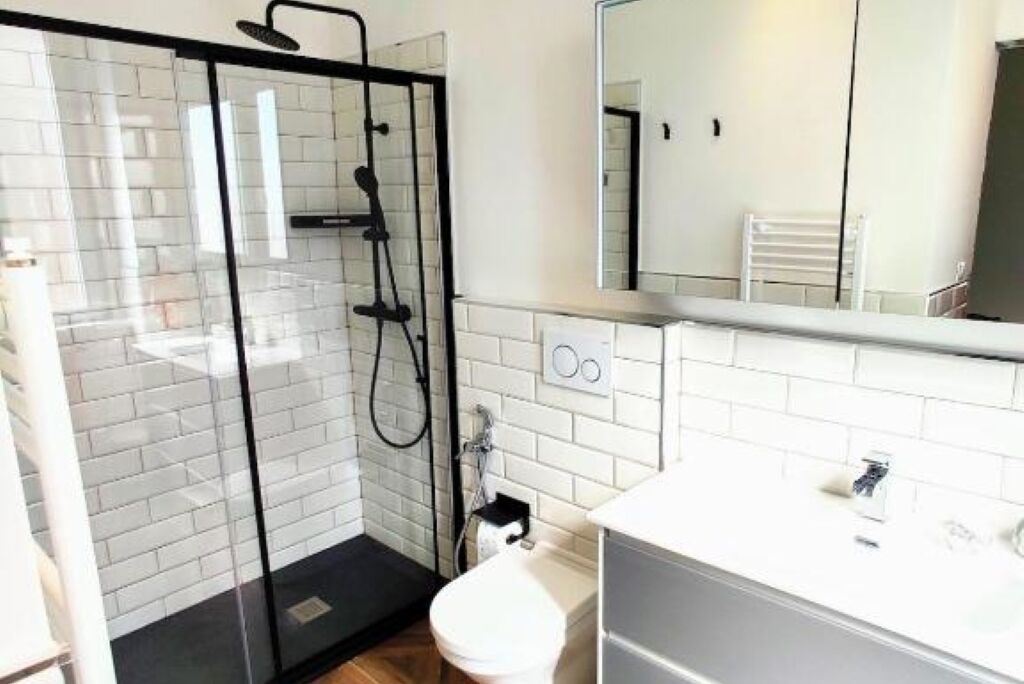 Douche, articles de toilette gratuits, sèche-cheveux, bidet