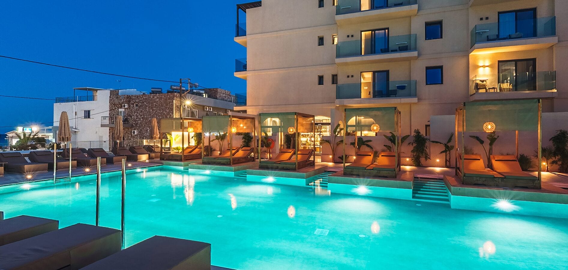 Außenpool (je nach Saison geöffnet), Sonnenschirme, Liegestühle