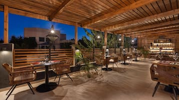 3 restaurants, breakfast, lunch, dinner served; international cuisine