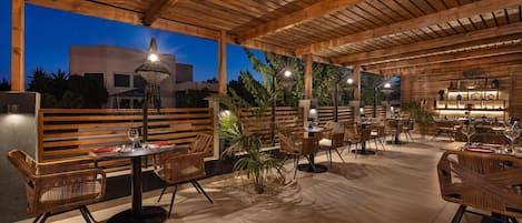 3 restaurants, breakfast, lunch, dinner served; international cuisine