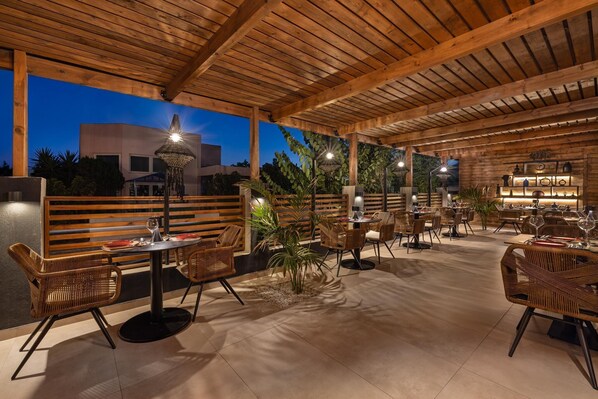 3 restaurants, breakfast, lunch, dinner served; international cuisine 