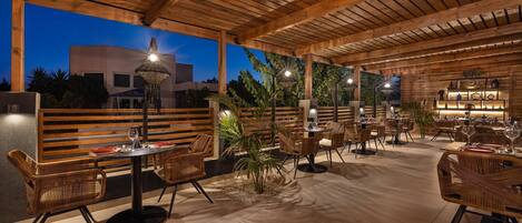 3 restaurants, breakfast, lunch, dinner served; international cuisine