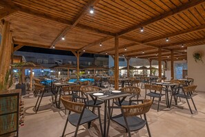 Hi ha 3 restaurants amb plats de cuina internacional