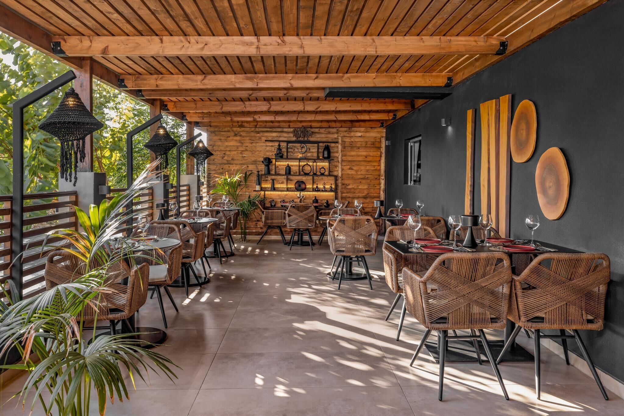 3 restaurants; breakfast, lunch, and dinner served