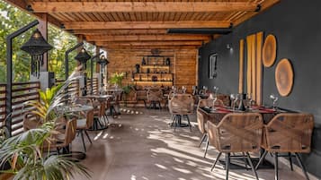 3 restaurants; breakfast, lunch, and dinner served