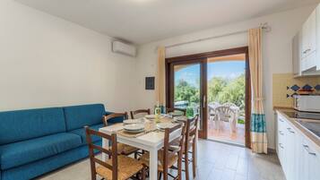 Een 32-inch flatscreentelevisie met kabelzenders