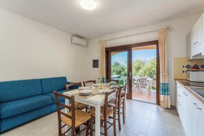 32-inch flat-screen TV with cable channels - Apartment Sardinia Seaside Ac And Wifi (Badesi)