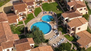 Un complexe résidentiel doté de deux piscines, de nombreux balcons et d’une pelouse bien entretenue.
