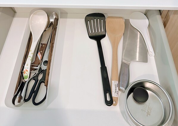 Microwave, oven, cookware/dishes/utensils, lobster pot