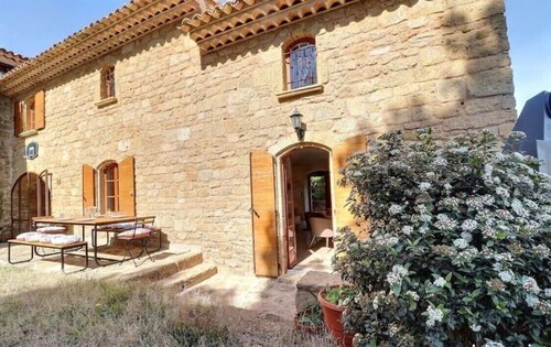 Family home on the heights of Miramas-Le-Vieux in the heart of Provence