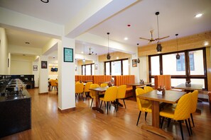 Daily buffet breakfast (INR 500 per person) - Tadong Tashi Hotel and Spa (Gangtok)