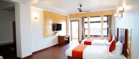 Deluxe tweepersoonskamer, balkon, uitzicht op heuvels | Een strijkplank/strijkijzer, gratis wifi