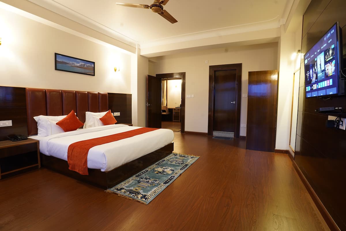Superior Room, Balcony, Hill View | 1 bedroom, iron/ironing board, free WiFi