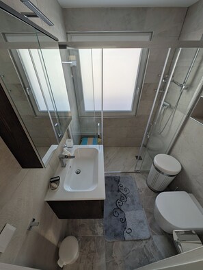 Haartrockner, Handtücher, Toilettenpapier