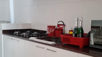 Geladeira, micro-ondas, cooktop, torradeira