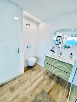 Een douche, een haardroger, handdoeken, zeep