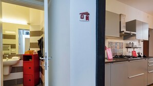 Eine moderne Küche mit einem Gaskochfeld, einer Spüle und einem roten Schrank.