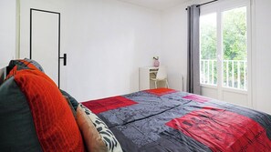 3 habitaciones, tabla de planchar con plancha, wifi y ropa de cama 