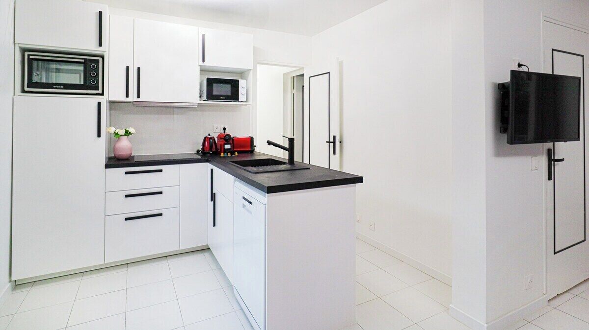 Kjøleskap, mikrobølgeovn, ovn og oppvaskmaskin