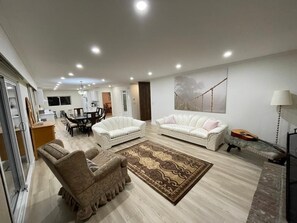 Smart TV, table football - 5-Bedroom 4-Bathroom full house, "Breathtaking Views" (Lions Bay)