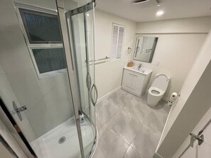 Douche, sèche-cheveux, serviettes fournies, savon