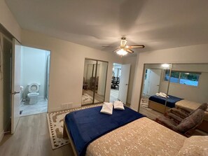 5 bedrooms, iron/ironing board, WiFi, bed sheets - 5-Bedroom 4-Bathroom full house, "Breathtaking Views" (Lions Bay)