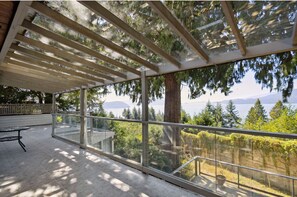 Terrace/patio - 5-Bedroom 4-Bathroom full house, "Breathtaking Views" (Lions Bay)