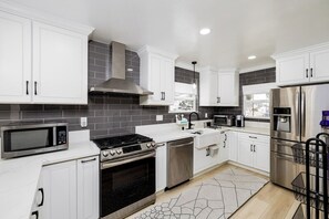 Kjøleskap, mikrobølgeovn, ovn og kokeplater