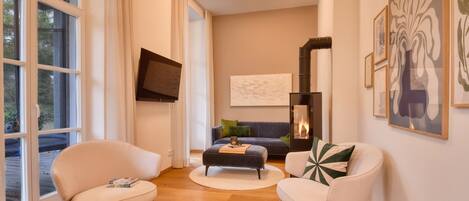 Fernseher, Kamin, Tischtennisplatte, Stereoanlage