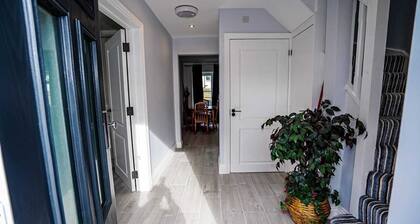 Modern 4-Bedroom Home with Free Parking