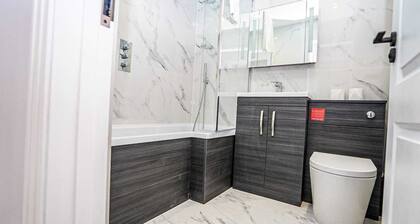 Modern 4-Bedroom Home with Free Parking