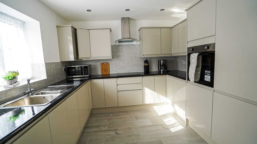 Modern 4-Bedroom Home with Free Parking