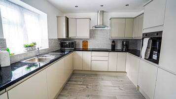 Luxury House, 4 Bedrooms, Non Smoking, Kitchen | Private kitchen