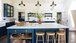 Coffee/tea maker, fridge, microwave, oven - Countryside retreat, accommodating 8 guests, the perfect tranquil escape for both people and pets. (Brecon Beacons)