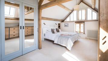 4 Schlafzimmer, BĂŒgeleisen/BĂŒgelbrett, kostenloses WLAN, BettwĂ€sche