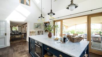 KĂŒhlschrank, Mikrowelle, Ofen, GeschirrspĂŒler