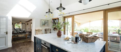 Kühlschrank, Mikrowelle, Ofen, Geschirrspüler