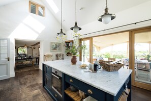 冰箱、微波炉、烤箱、洗碗机