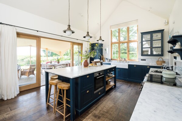 冰箱、微波炉、烤箱、洗碗机