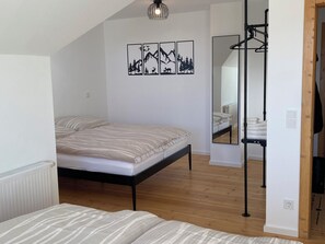 3 bedrooms, travel crib, free WiFi, bed sheets - Spacious vacation apartment for up to 8 people, within walking distance of the center. (Winterberg)