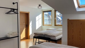 3 室のベッドルーム、旅行用ベビーベッド、WiFi (無料)、ベッドシーツ