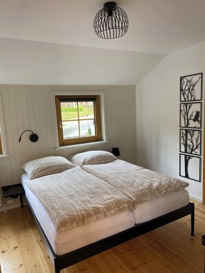 3 bedrooms, travel cot, free WiFi, bed sheets - Spacious vacation apartment for up to 8 people, within walking distance of the center. (Winterberg)