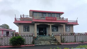 A building with a sign reading "SulaWadi Resort". - Sulawado Resort (Shillong)