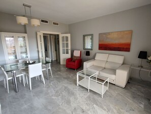 TV, books - Exclusive Alamos Beach - Front line beach apartment ideal for disconnecting (Torremolinos)