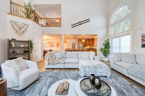 Smart-TV, Kamin, Tischtennisplatte