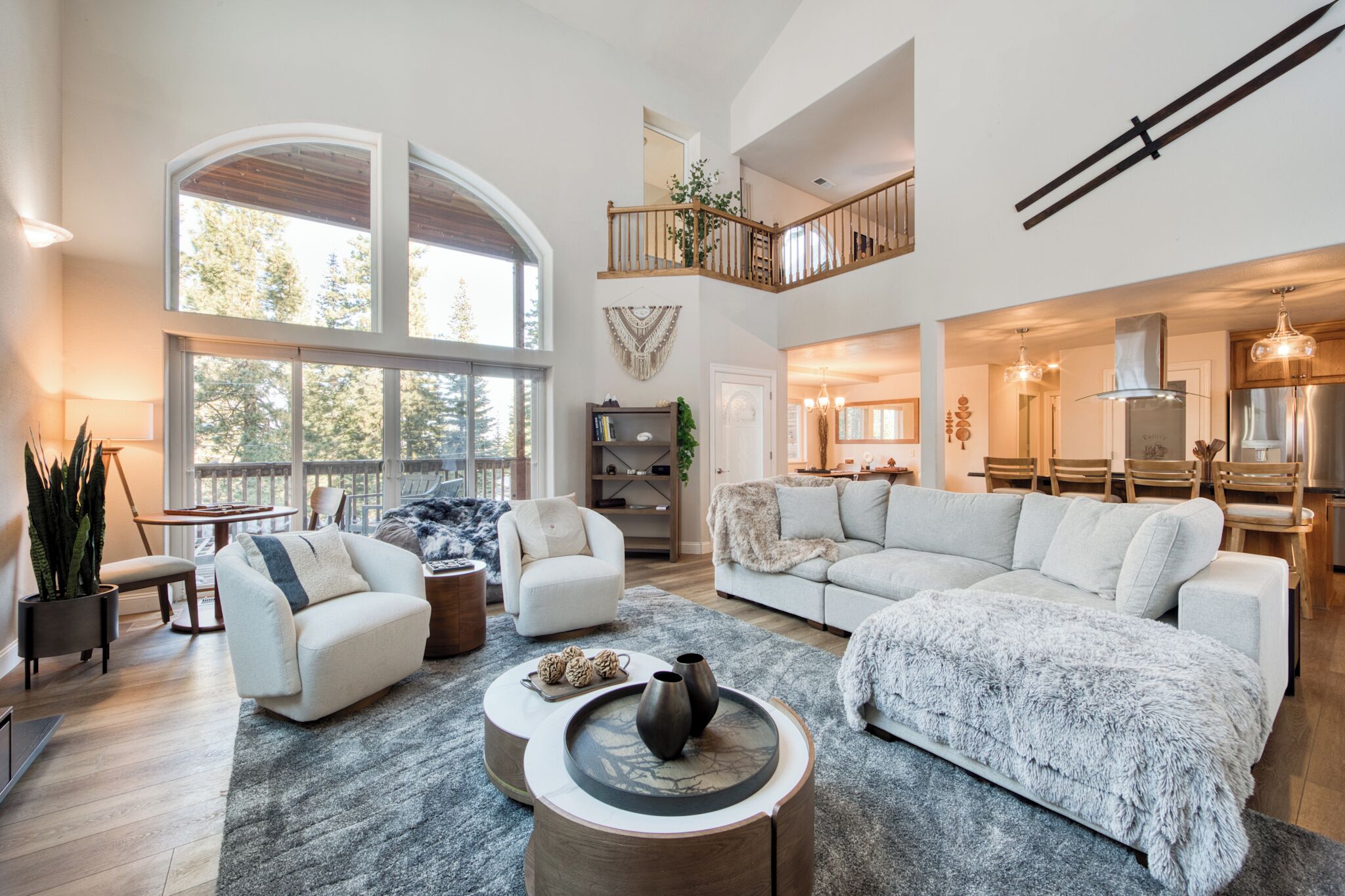 TV connectée, cheminée, table de tennis de table