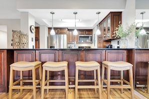 Kjøleskap, mikrobølgeovn, ovn og kokeplater