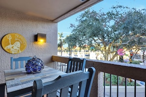 Outdoor dining - Couples Retreat - Water Views Near Beach (Hilton Head Island)